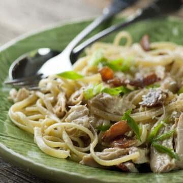Plate of easy chicken carbonara.