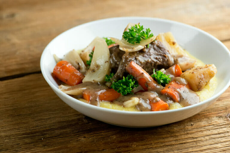 show cooker short ribs with carrots and apples