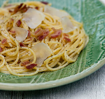 pasta in white wine with bacon and parmesan