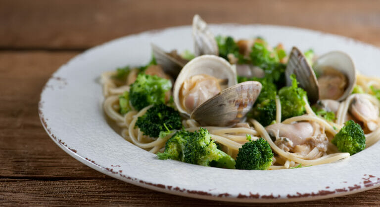 spaghetti with clams and brocolli