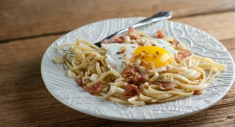 bacon and eggs spaghetti