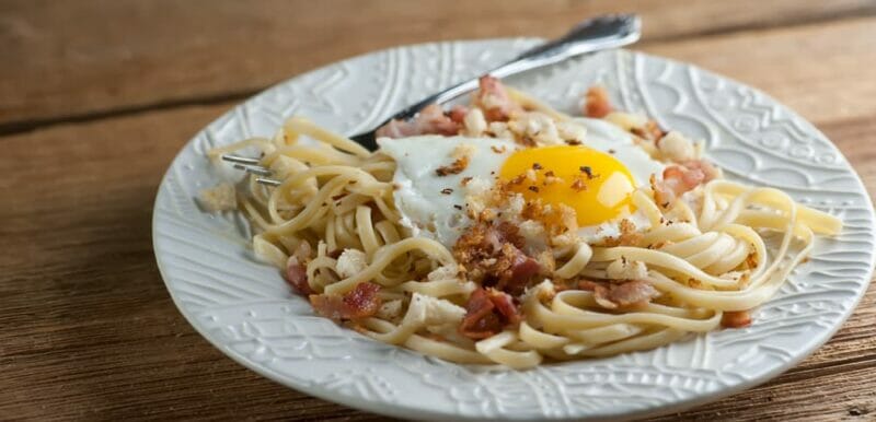 bacon and eggs spaghetti