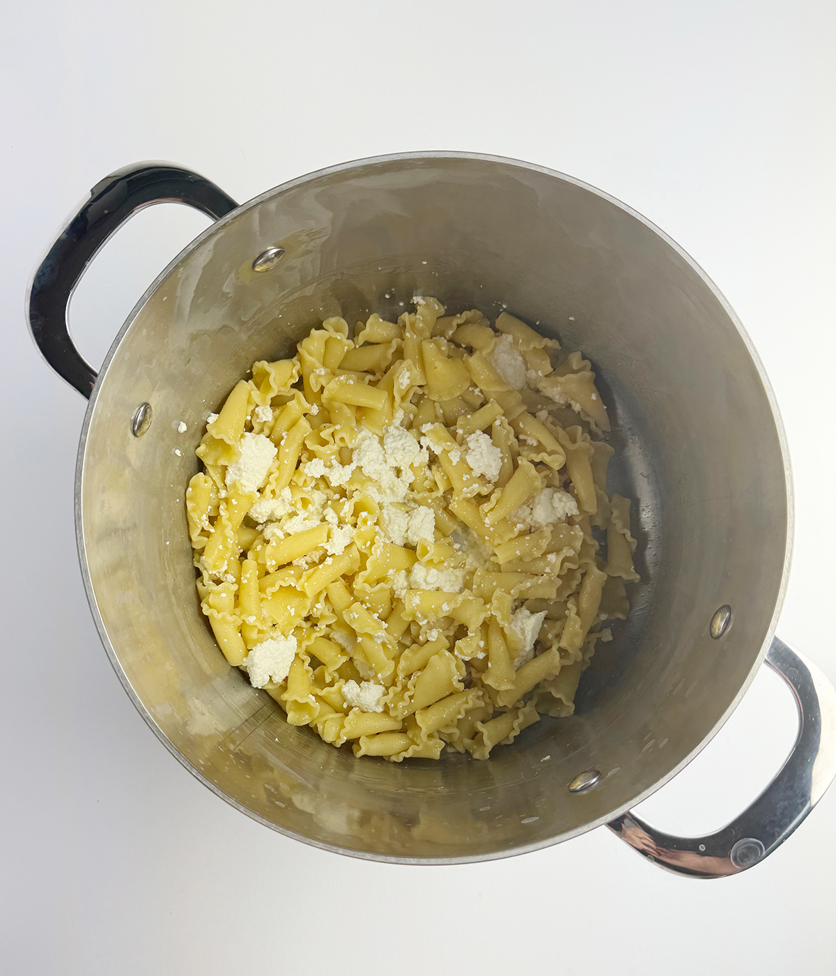 Pasta and ricotta in a pot.