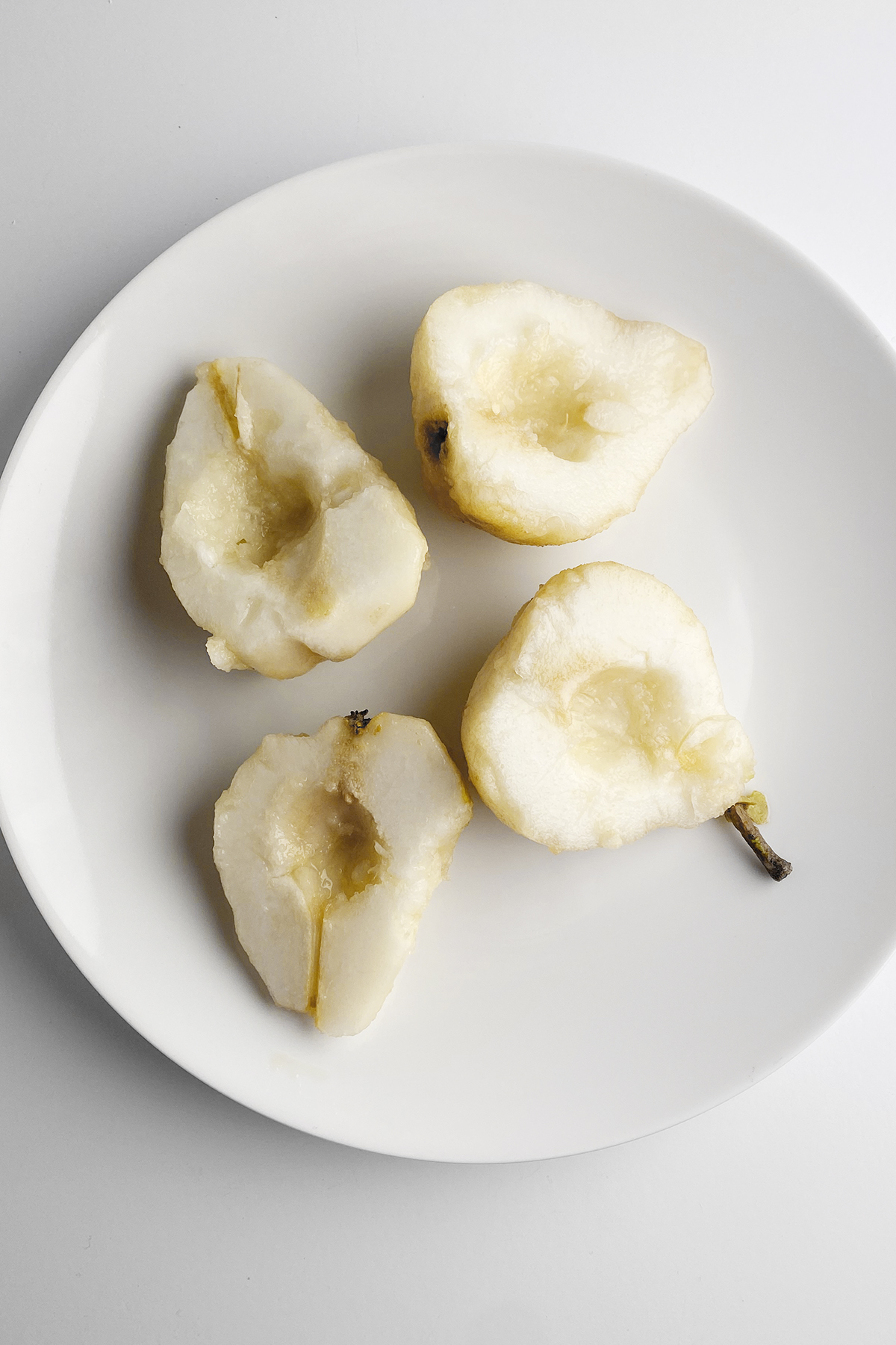 Peeled and sliced pears.