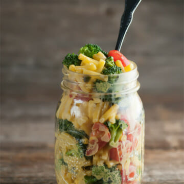 Mason Jar Veggie Macaroni and Cheese