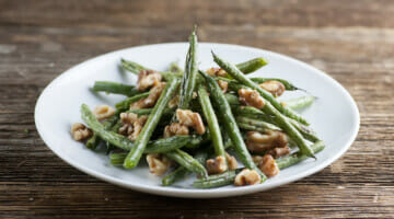 roasted string beans with walnuts