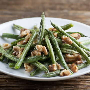 Roasted green beans with walnuts.