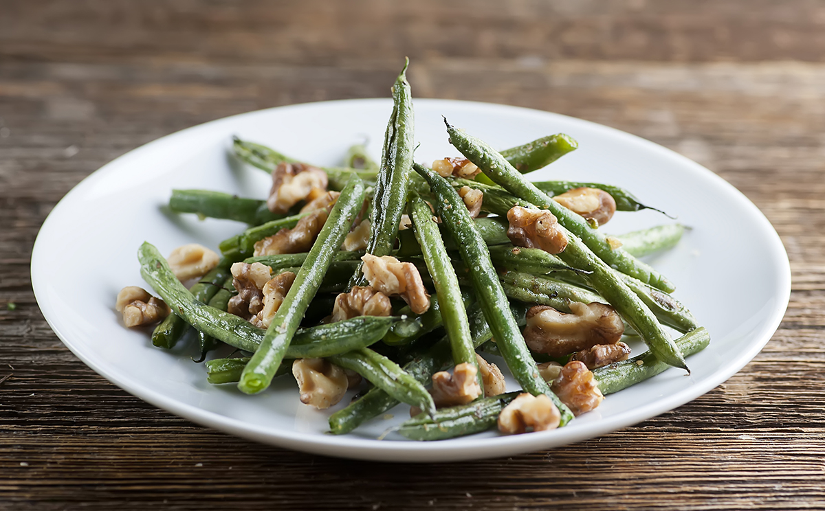 Roasted green beans with walnuts.