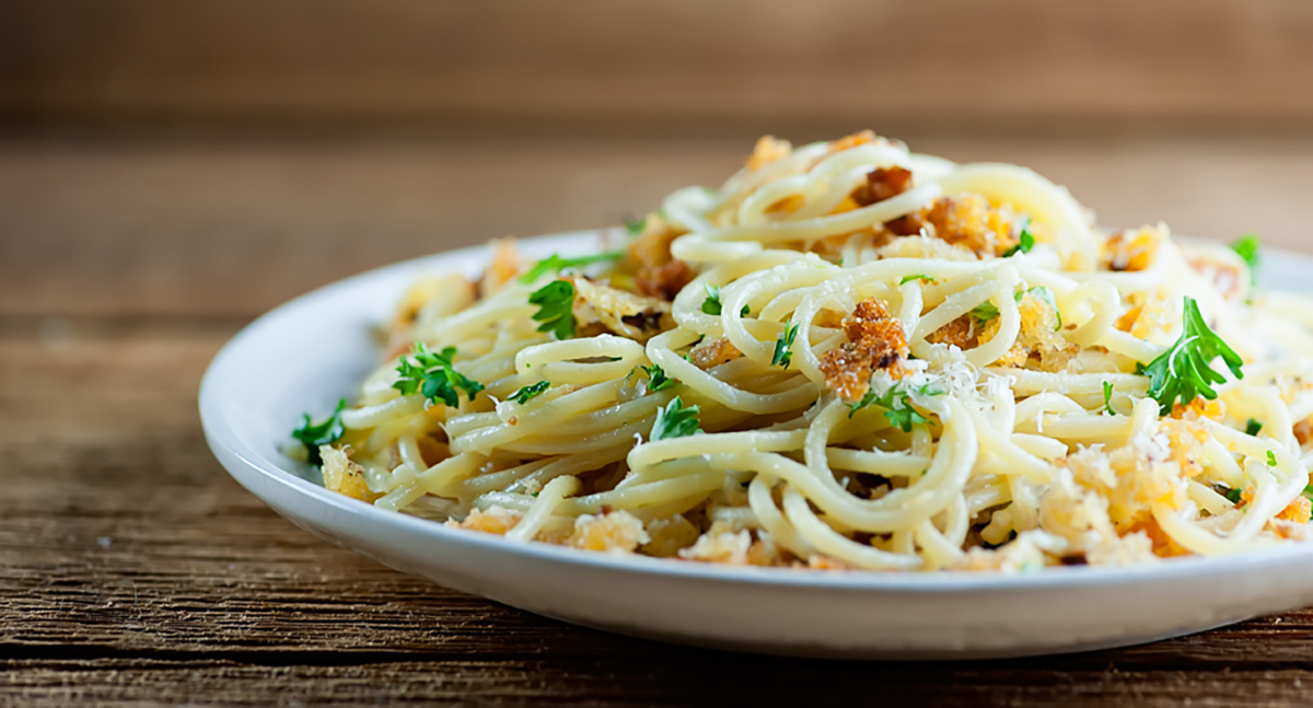 pasta with garlic wine sauce Bread crumb pasta on a plate.