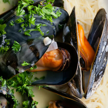 mussels with shallot cream sauce