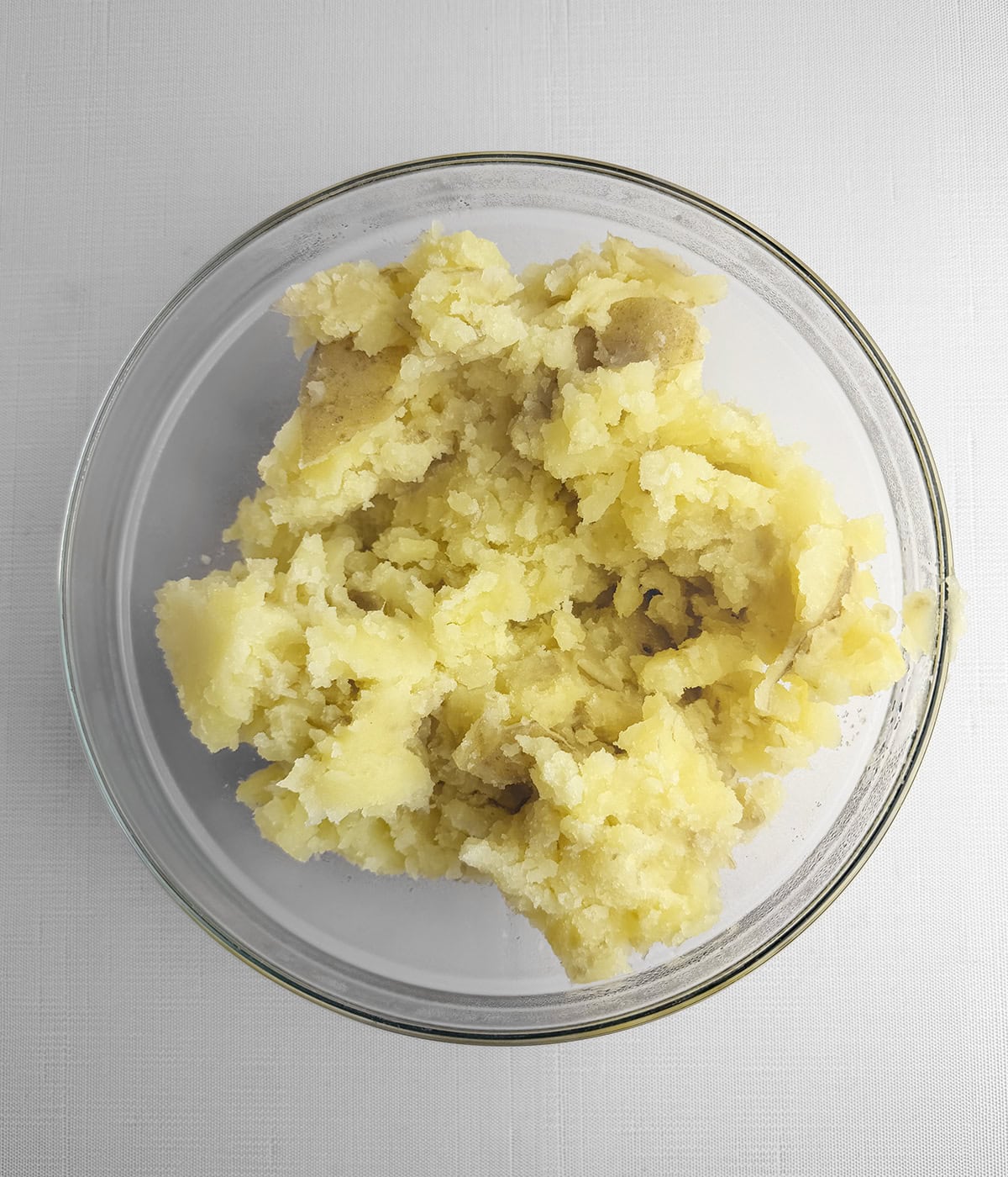 Mashed potatoes in a bowl.
