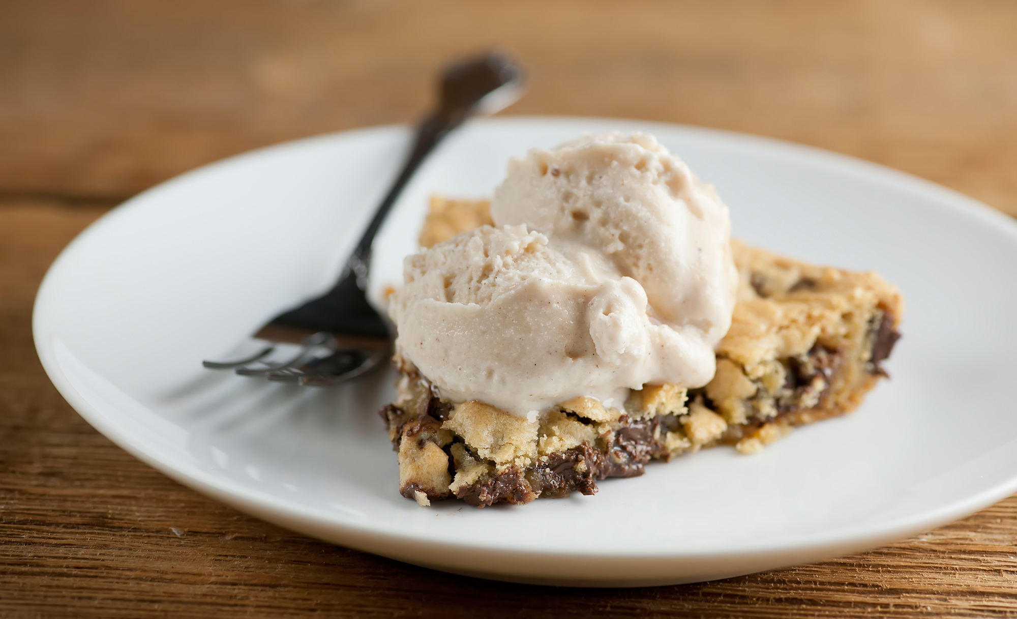 skillet chocolate chip cookie slice