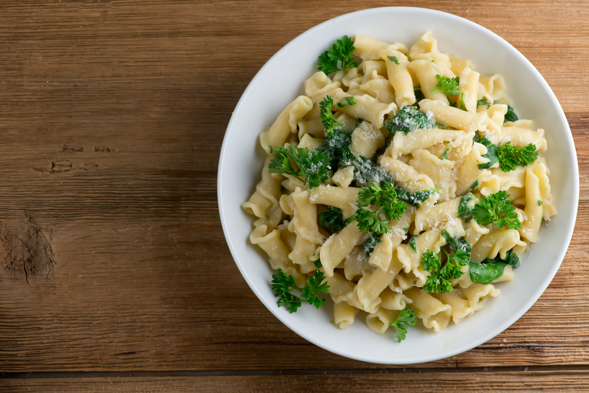 pasta with creamy spinach hummus sauce