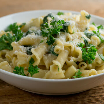 easy pasta with creamy spinach hummus sauce