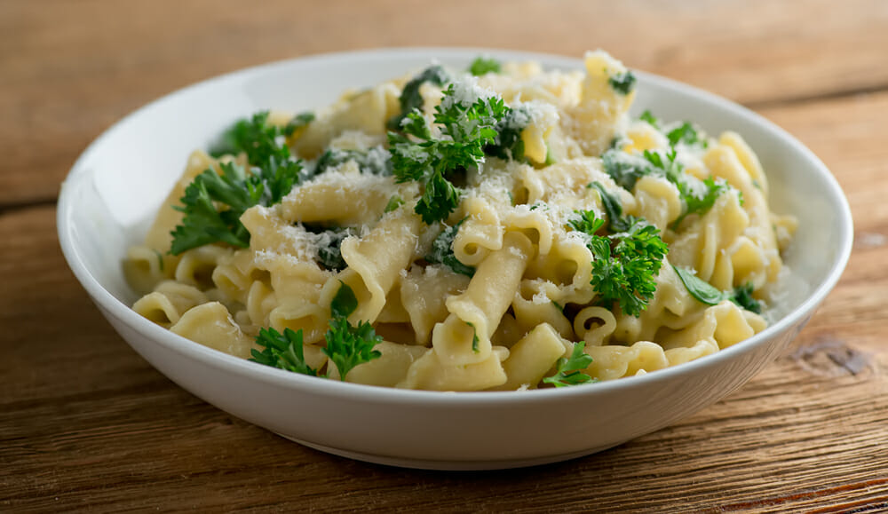 easy pasta with creamy spinach hummus sauce