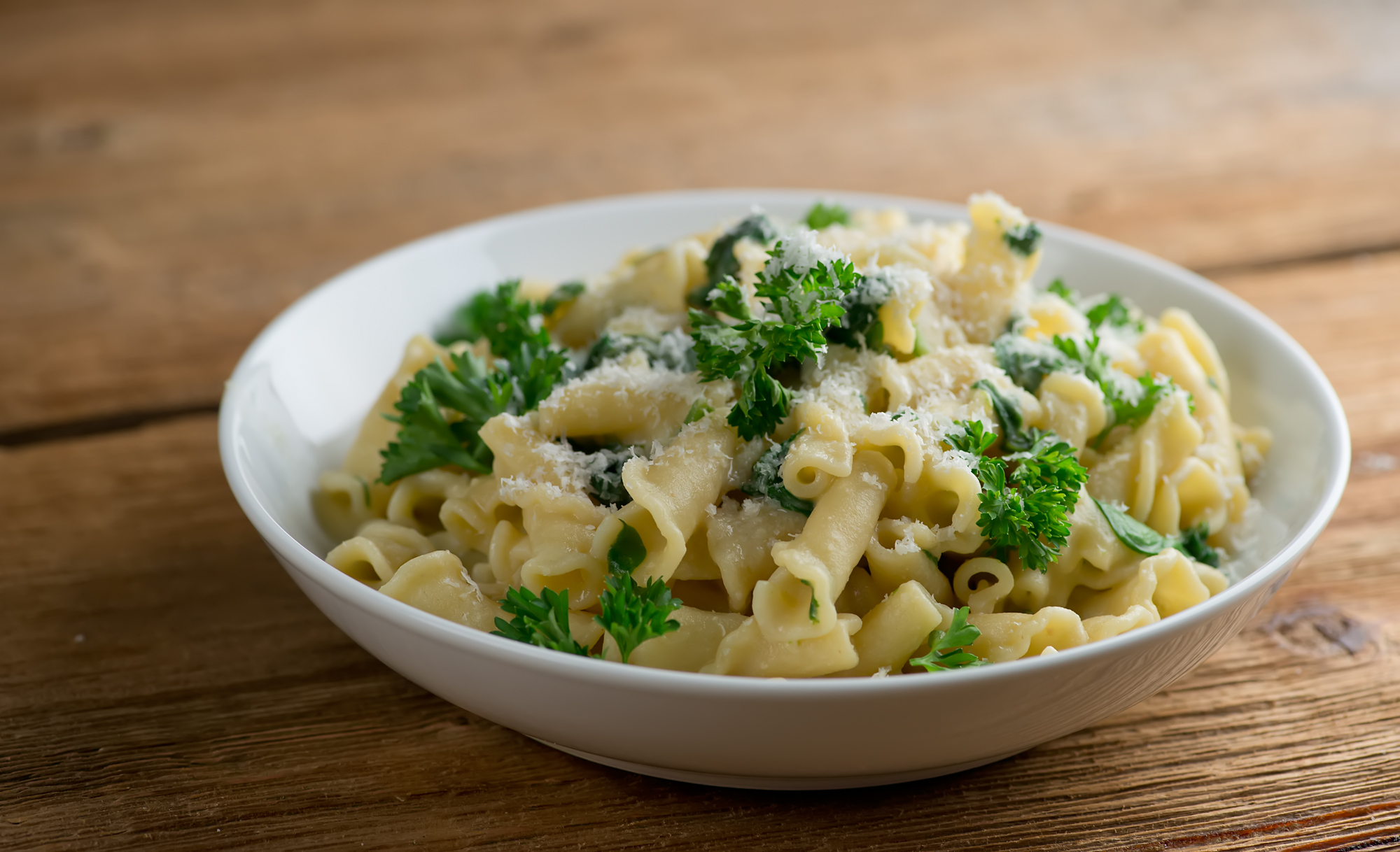 pasta with creamy spinach hummus sauce