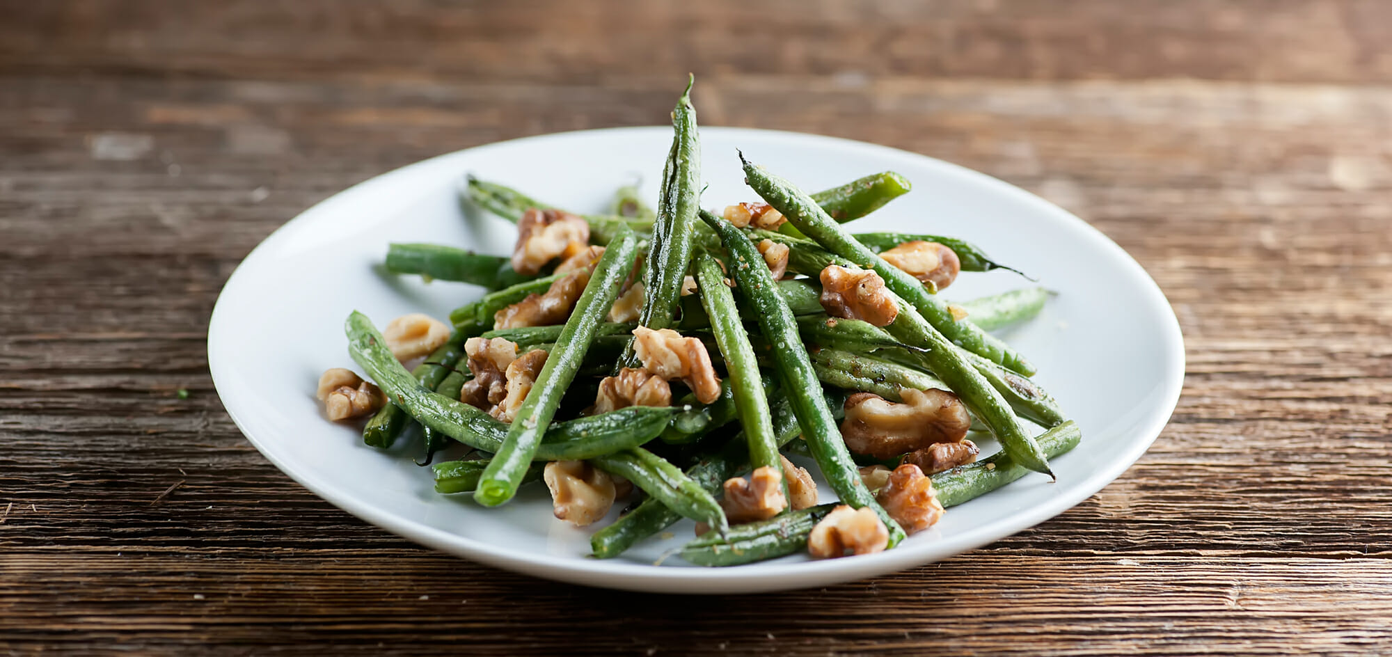 roasted string beans with walnuts
