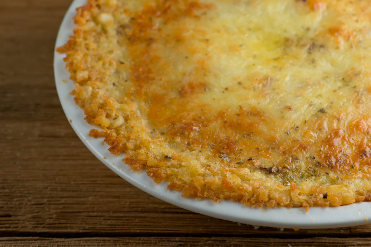 bacon tater tot quiche Bacon tater tot quiche in a pie plate.