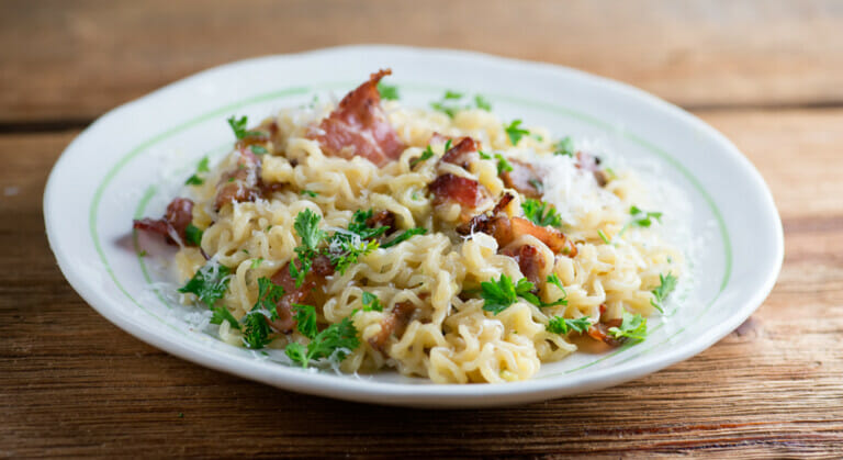 easy ramen pasta carbonara