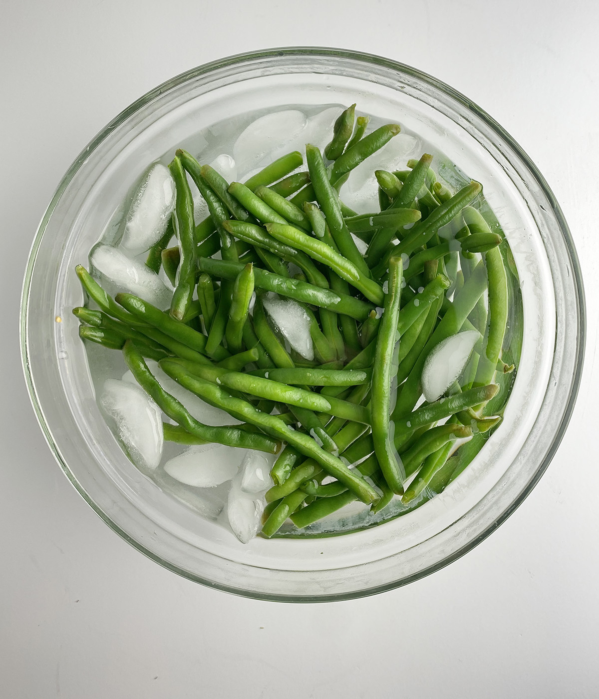 Green beans in an ice bath.