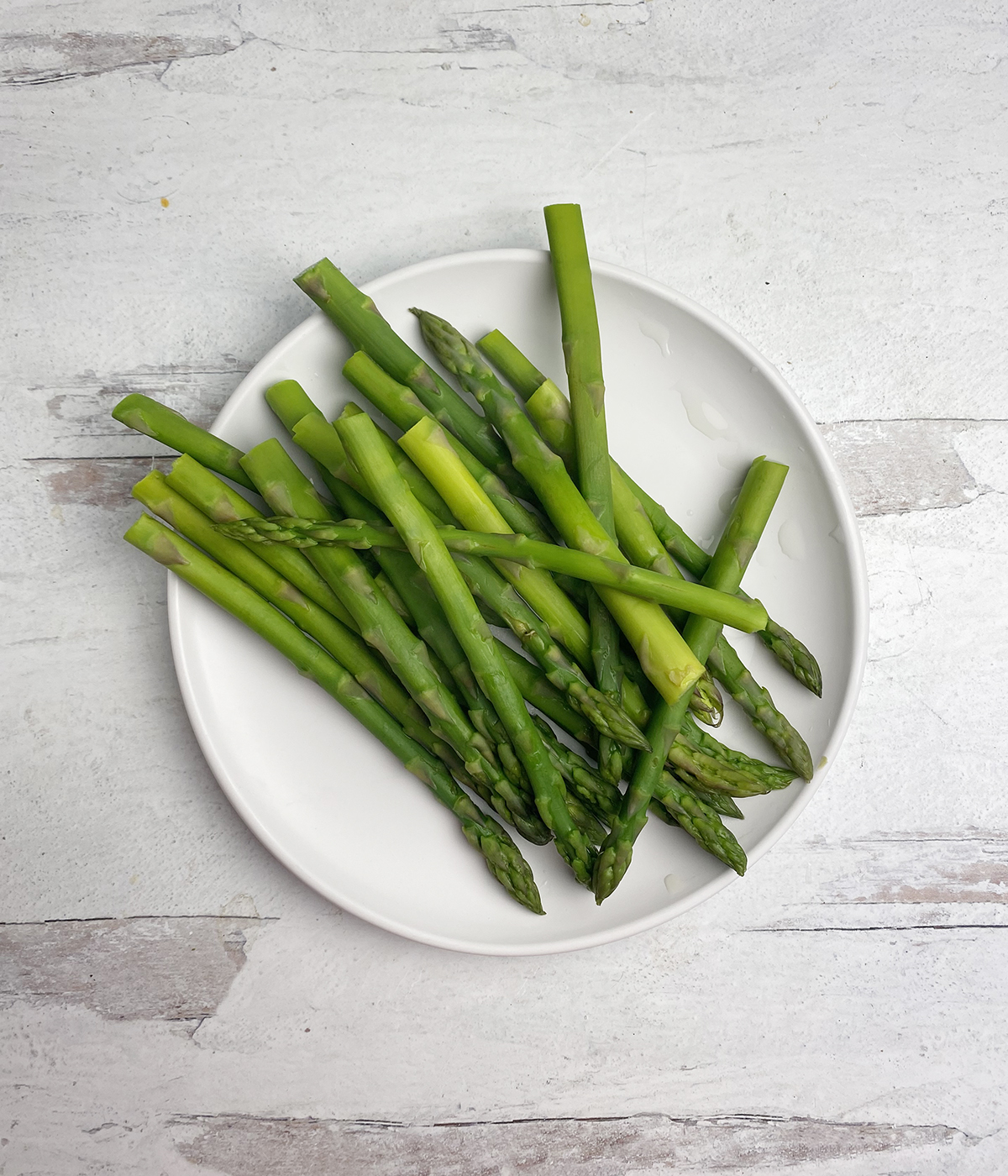 Cooked asparagus on a plate.