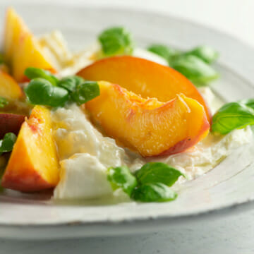 easy peach mozzarella salad