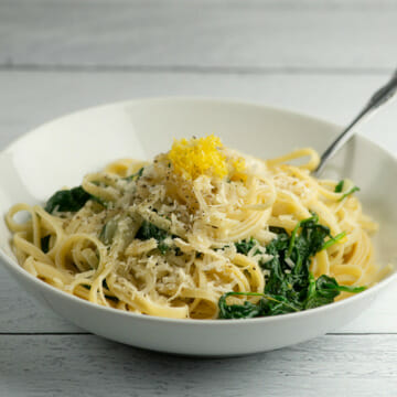 Lemon parmesan spinach pasta in a bowl.