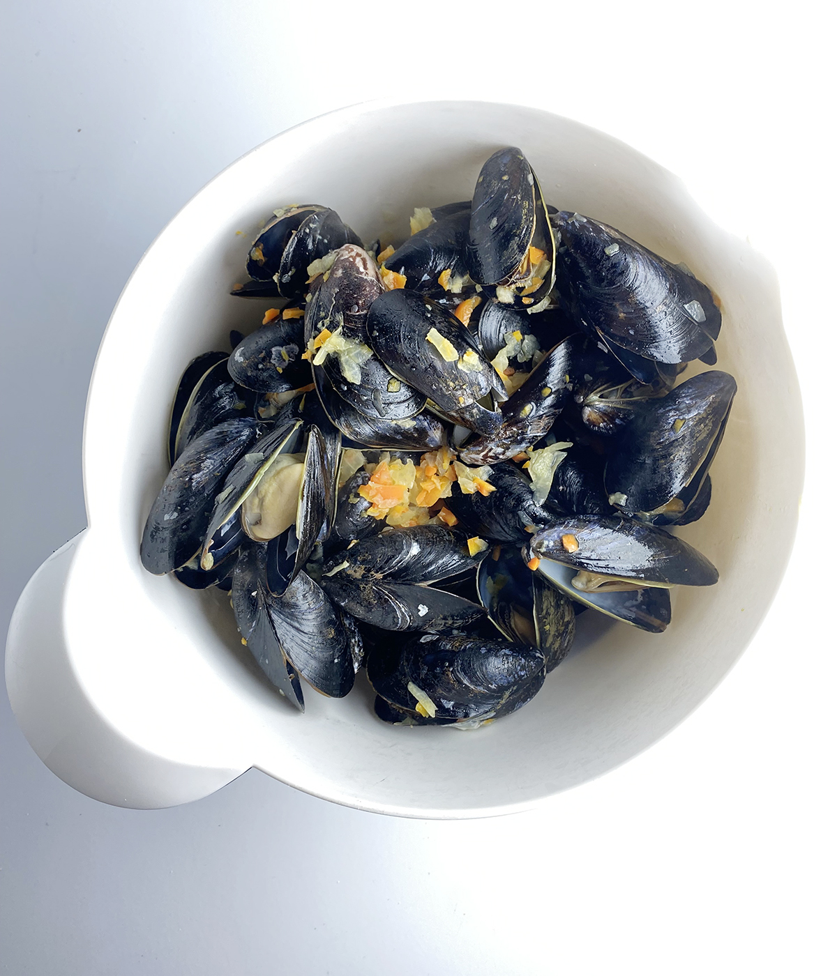 Bowl of cooked mussels.