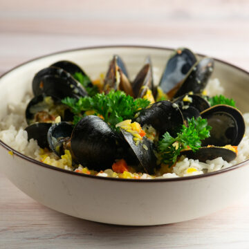 Bowl of mussels in blue cheese sauce.