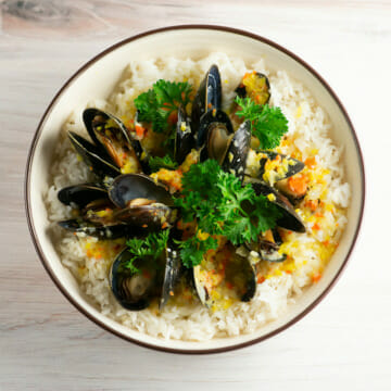 mussels in blue cheese sauce in bowl