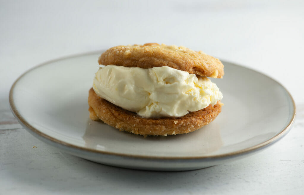 banana cream pie ice cream cookie sandwich