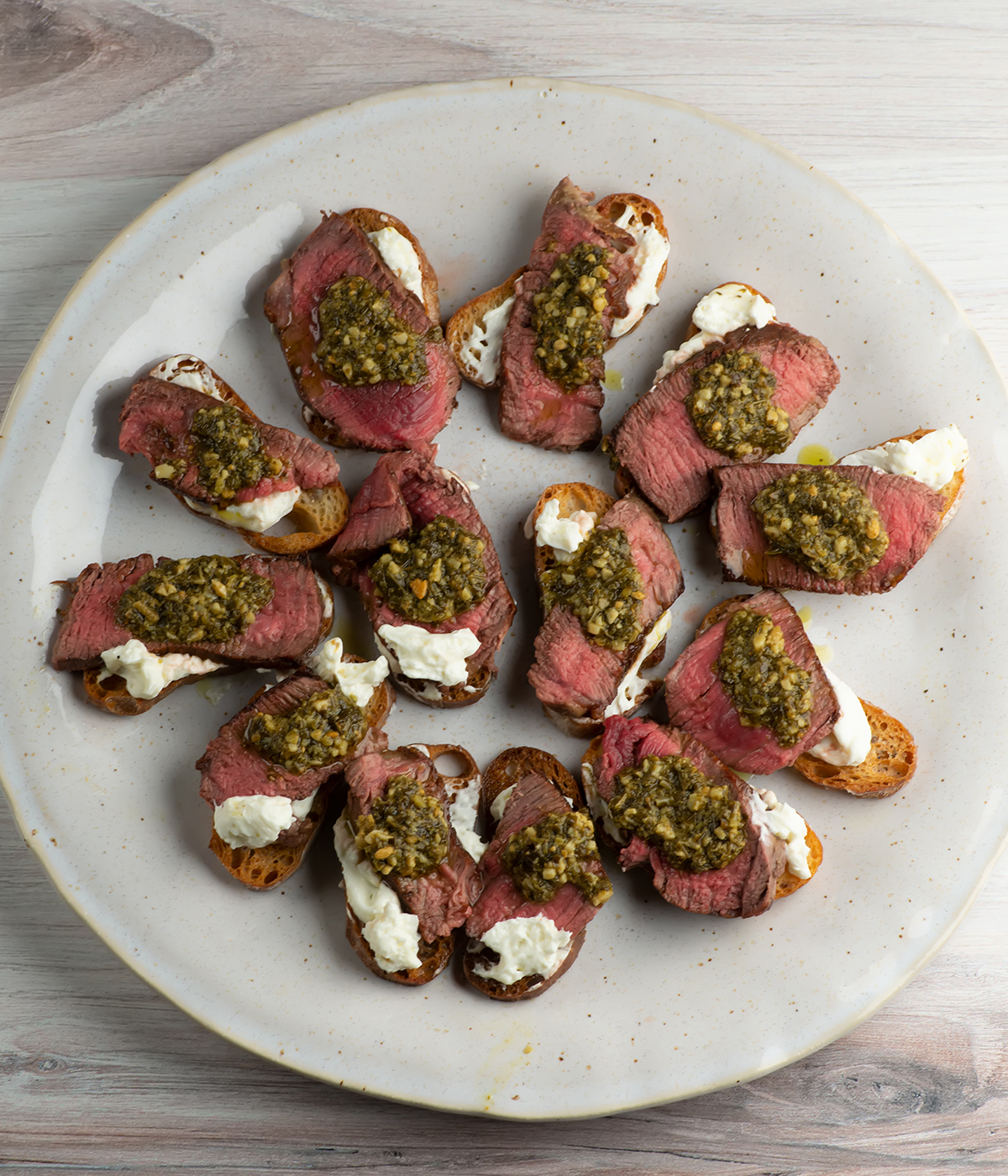 A plate of filet mignon crostini.