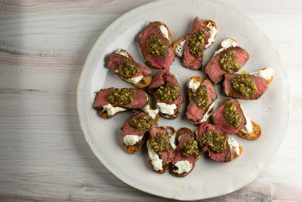 easy filet mignon crostini