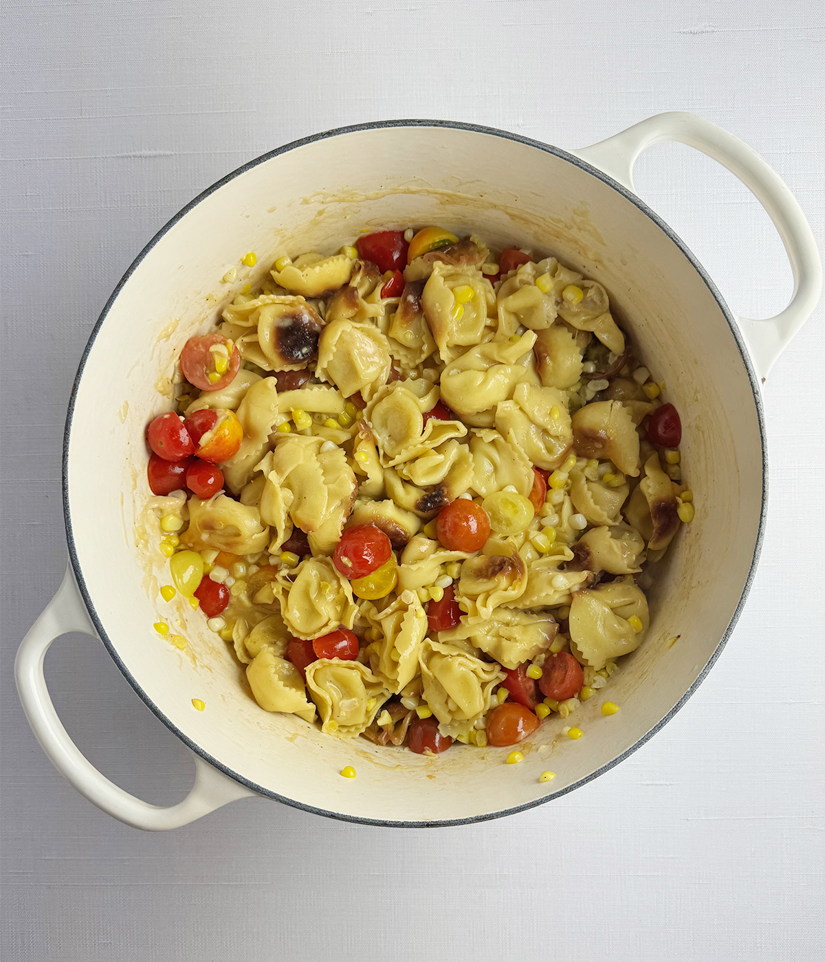 Tortellini with vegetables in a pot.