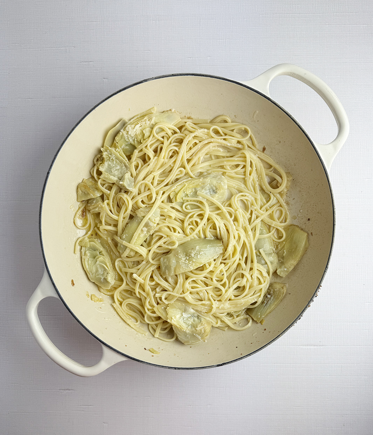 Skillet with pasta and artichokes.