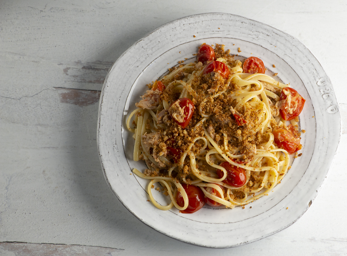 Pasta with tuna and tomatoes.