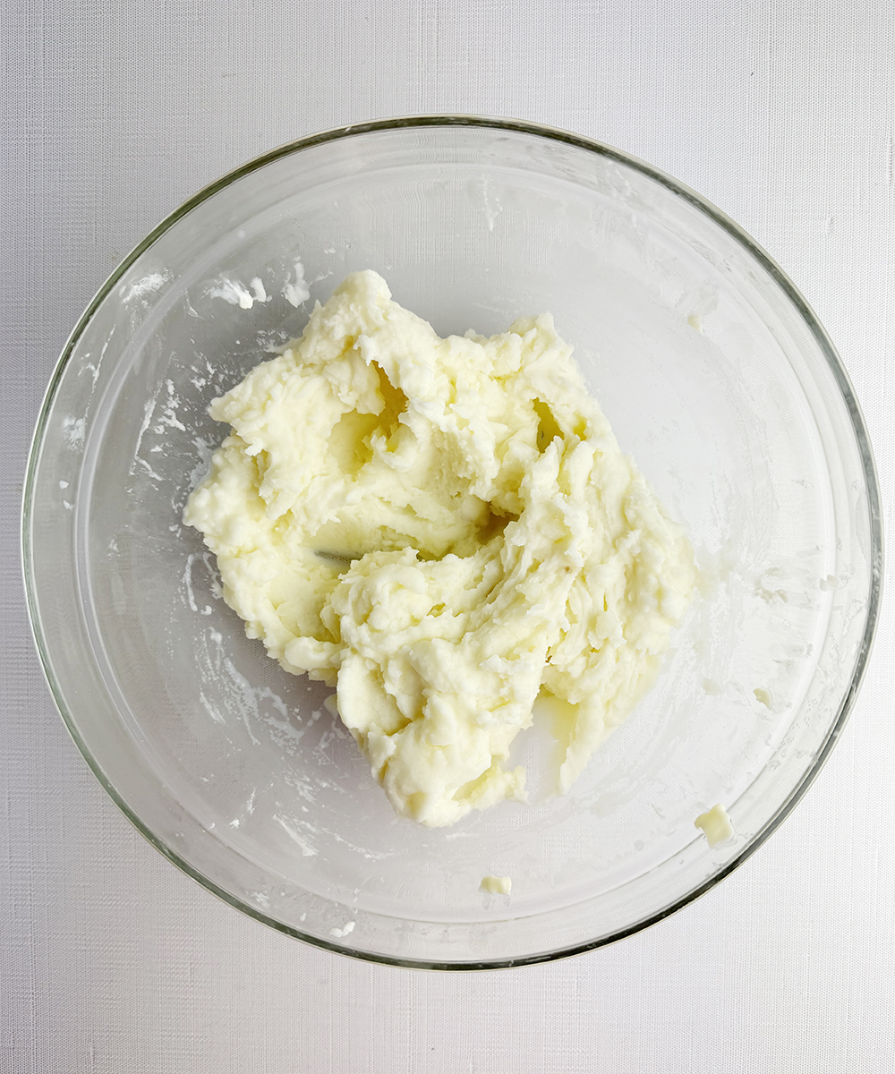 Mashed potatoes in a bowl.
